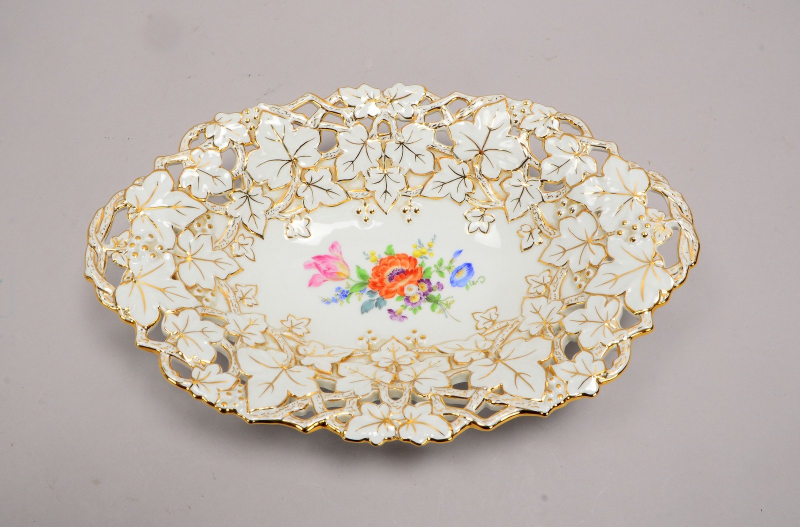 Meissen, Porzellanschale, ovale Form, floral durchbr. Rand, Dekor 'Blumenbouquet'