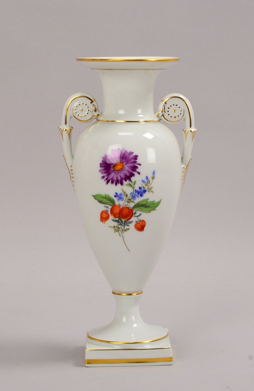Meissen, Henkelvase, Dekor 'Blumenbouquet', partiell vergoldet; Höhe 25 cm