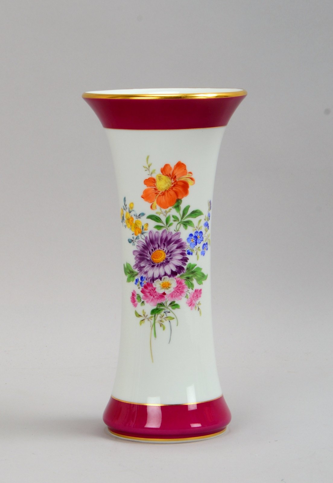 Meissen, Trompetenvase, 'Blumenbouquet', Bunddekor in Magenta/Goldrand