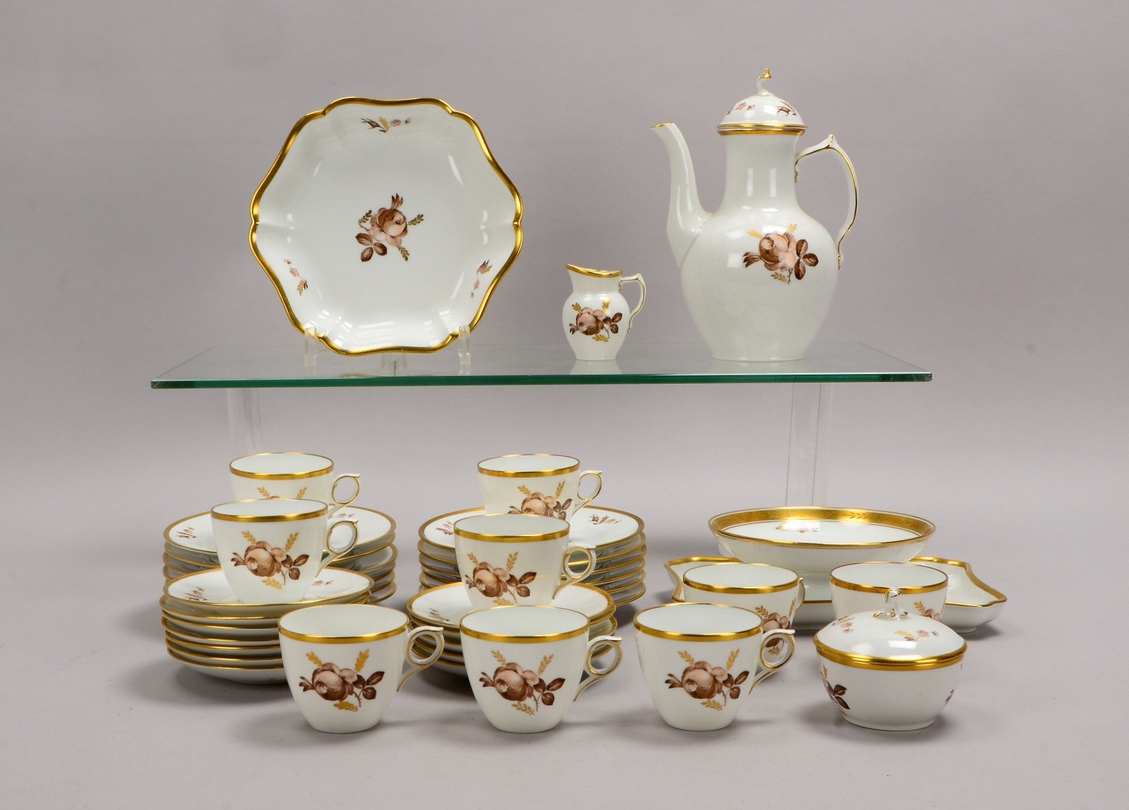 Royal Copenhagen, Kaffeeservice, Rosendekor, Goldrand, dazu 3x Servierteile