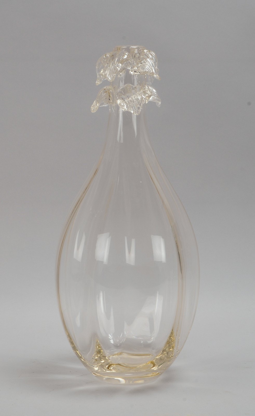 Vase, ovoider gestr. Korpus, Mündung mit figürl. Appl., champagnerfarb. Glas