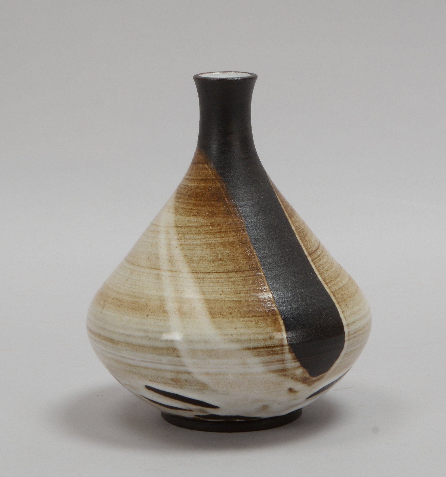 Zachhuber, Johannes, Künstlerkeramik: Tischvase, beigef. bis dunkelbraune Glasur