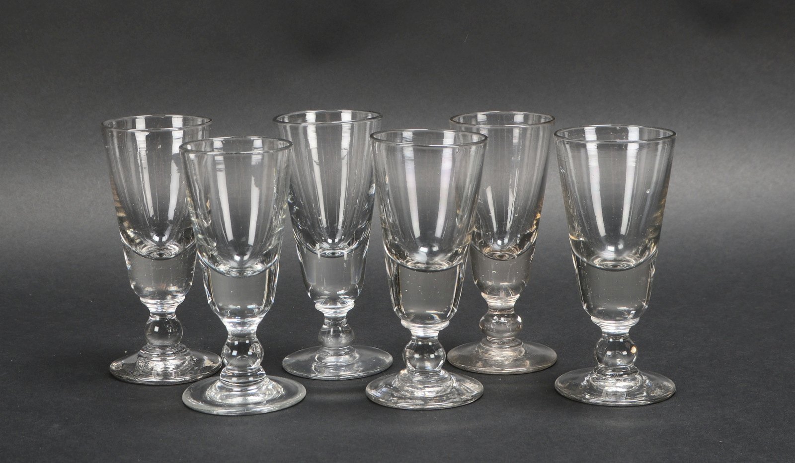 6x Weingläser, alt, farbloses Glas, konische Kuppa, auf Scheibenfuß; Höhe 15,5 cm