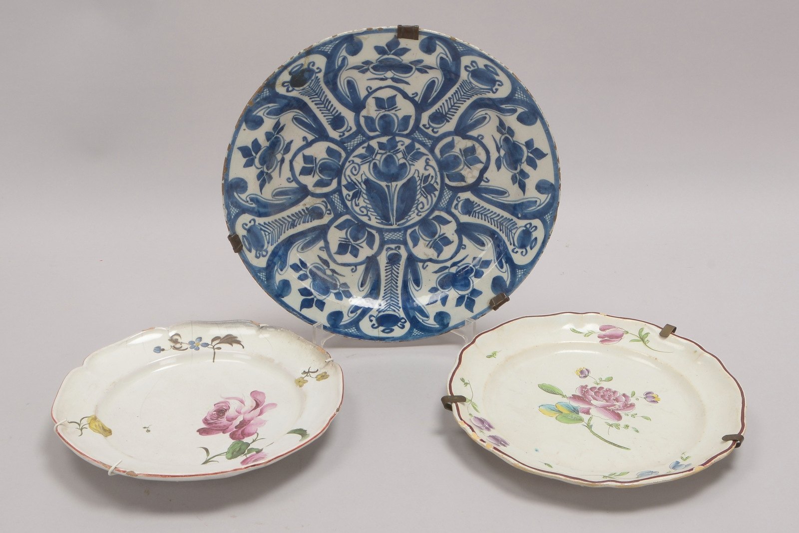 3 antike Teller, Fayence: 1x Delft (um 1700), 2x wohl Frankreich; Ø 30 cm, 2x Ø 24 cm