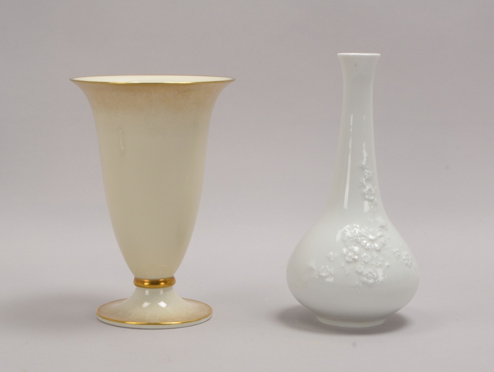 2 Tischvasen, Porzellan: 1x Meissen, Höhe 25,5 cm, und 1x Rosenthal, Höhe 23,5 cm