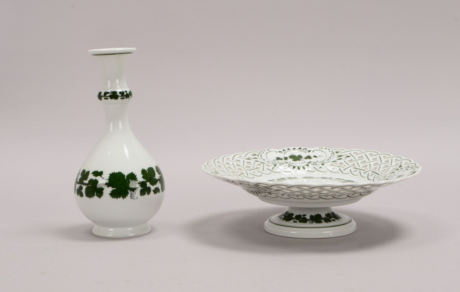 Meissen, Fußschale und Vase (untersch. Qualitäten), jew. mit 'Weinlaub'-Dekor