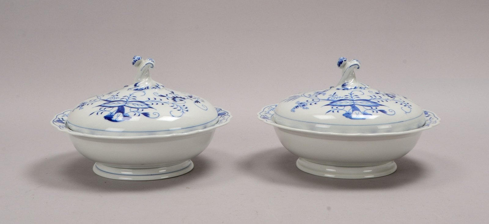 Meissen, 2 Porzellan-Deckelschalen, mit 'Zwiebelmuster'-Dekor; Ø jeweils 26,5 cm