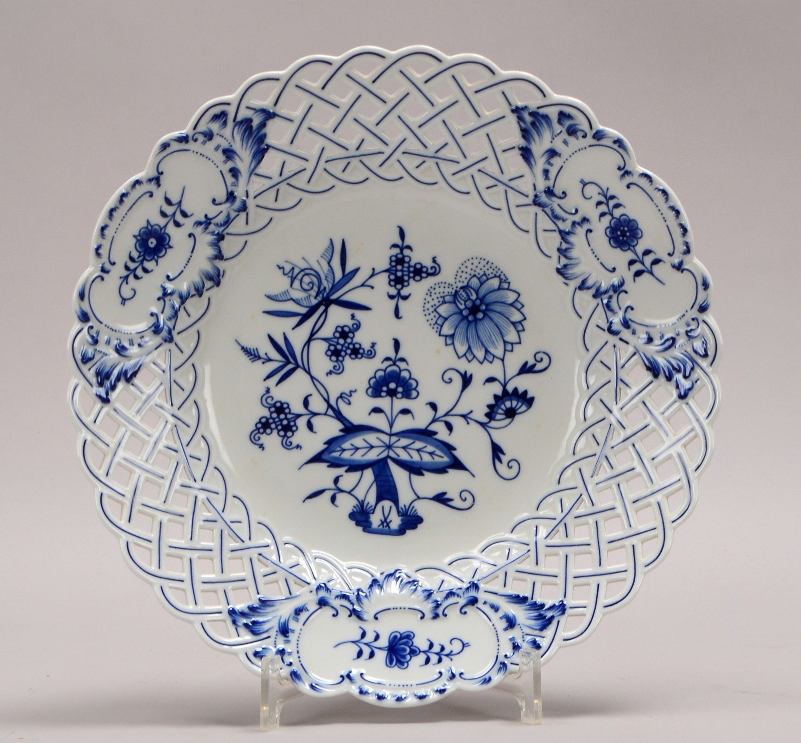 Meissen, Porzellan-Durchbruchteller, mit 'Zwiebelmuster'-Dekor; Ø 28,5 cm