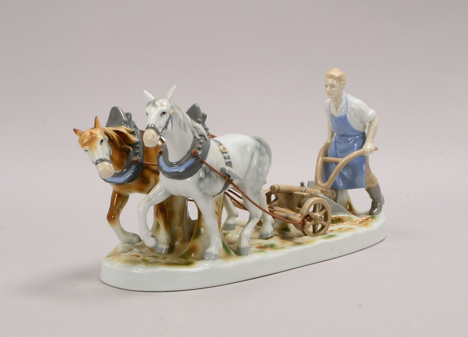 Gräfenthal, Porzellanfigur, 'Bauer mit Pfluggespann'; Höhe 19,5 cm, Länge 40 cm
