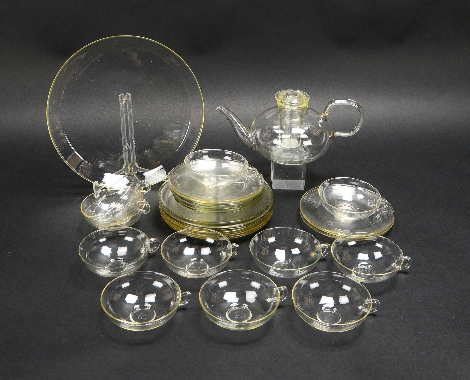 Umfangr. Designer-Teeservice, Glas, Entw.: Wilhelm Wagenfeld, für 6 Pers., div. Teile