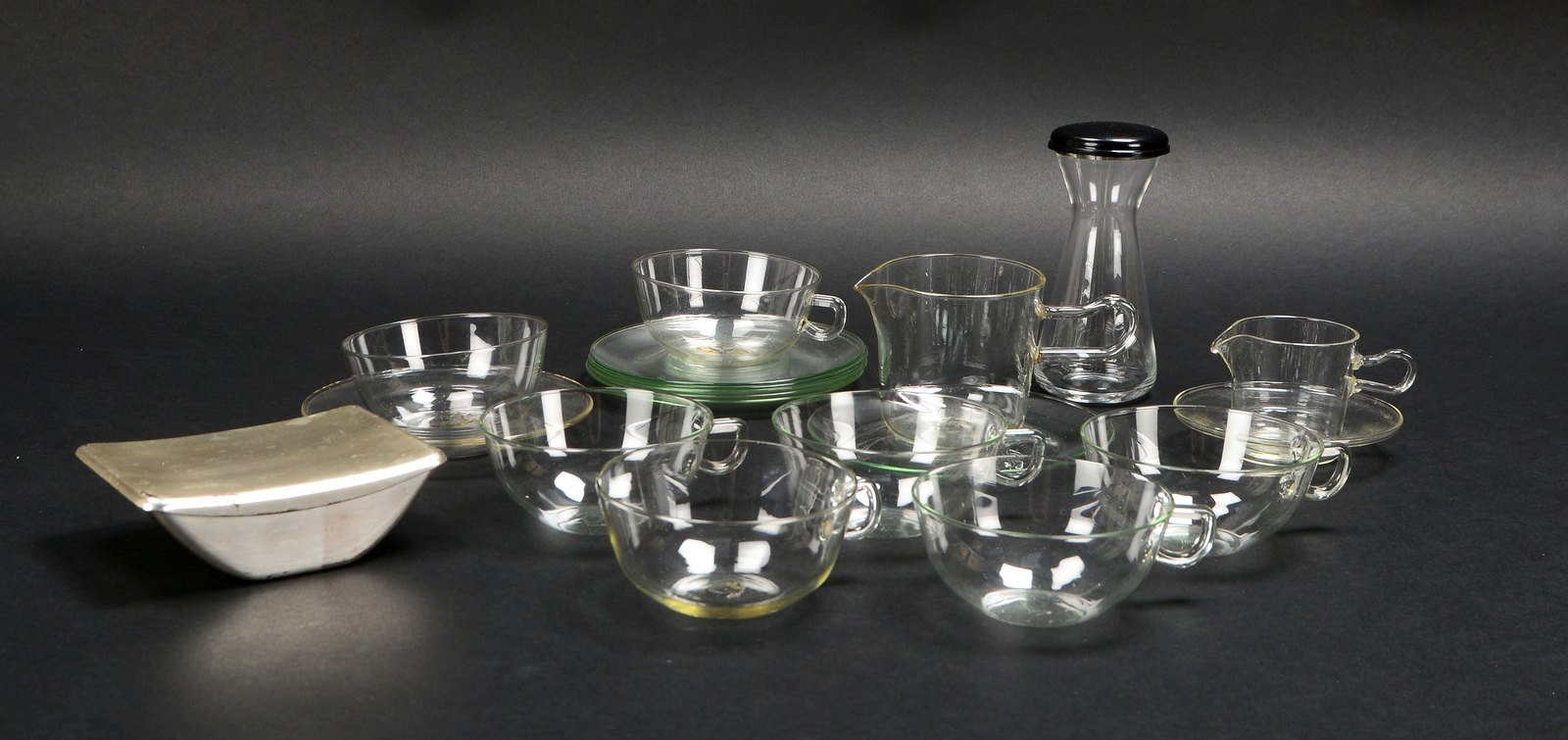 Konvolut Designer-Servierteile, Glas, Entw.: Wilhelm Wagenfeld; dazu WMF-Dose