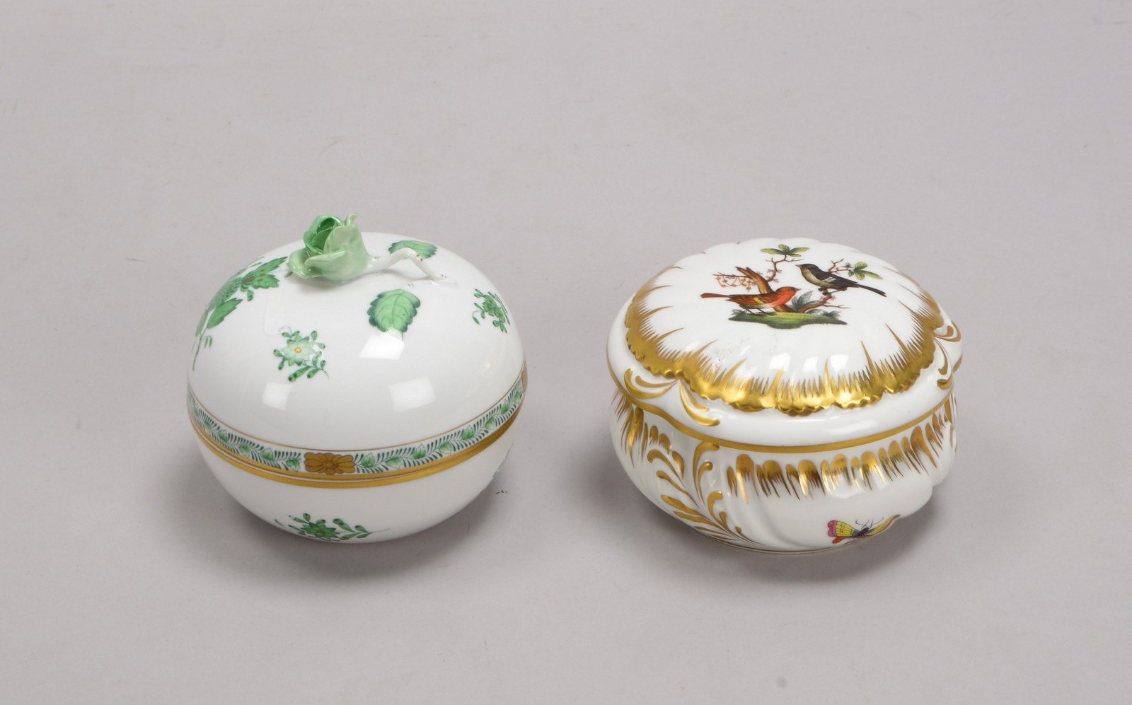 Herend/Ungarn, 2 Deckeldosen: 1x 'Rothschild', 1x 'Apponyi Grün'; Ø 11,5 cm