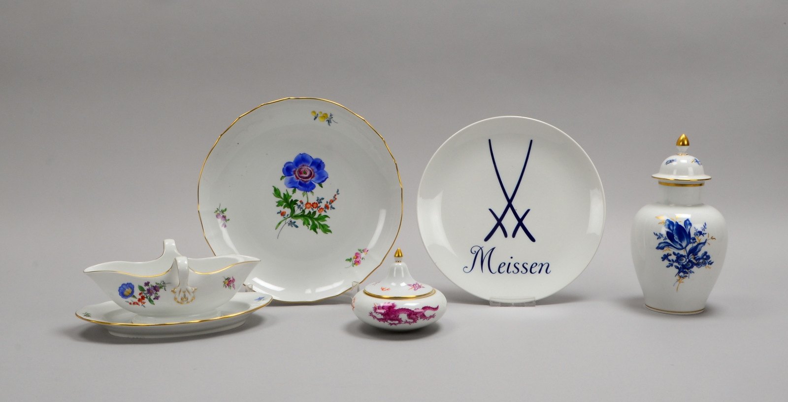 Meissen, 5 Tischporz.-Teile: 2x Teller, 1 Saucière, 1 Bonbonnière, 1 Deckelvase