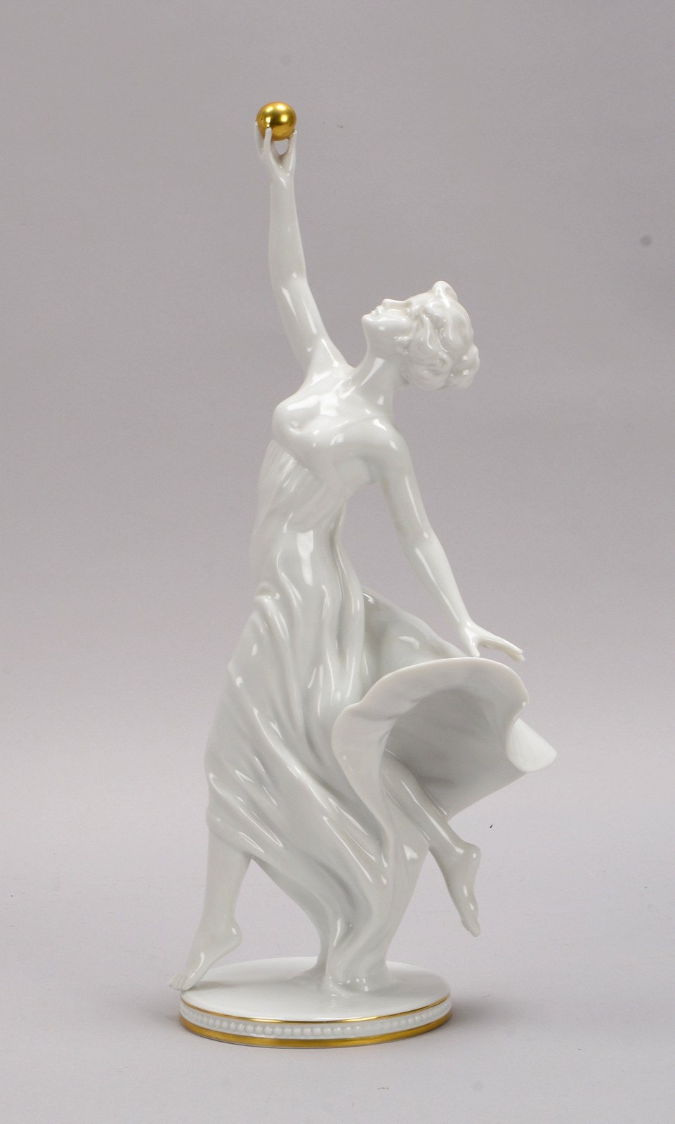 Goebel, Porzellanfigur, 'Tänzerin mit goldener Kugel', Modellnr. '1317935'