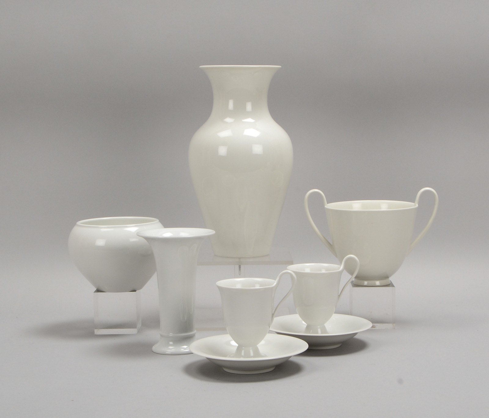KPM (Zeptermarke), 6x Porz.-Teile: 2x Tischvasen, 2x Kakaotassen, Henkeltasse, Schale