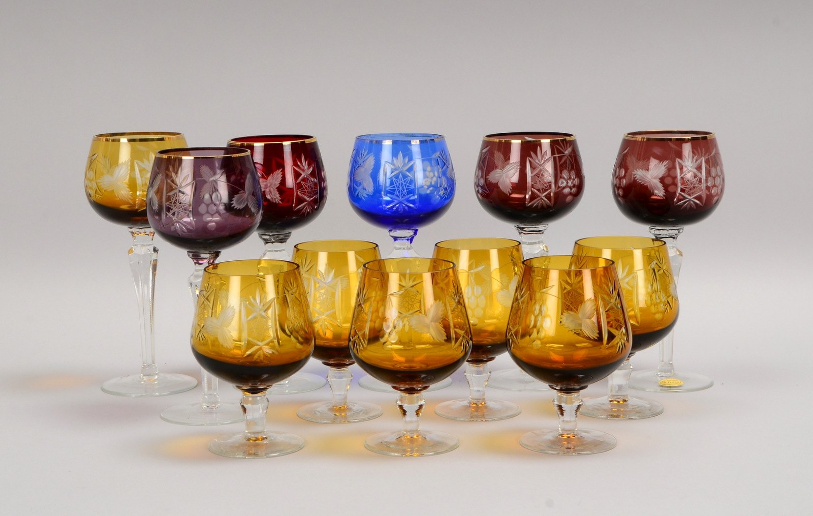 6x Römergläser/Weinrömer, versch.farbig; dazu 6-tlg. Satz Cognacschwenker