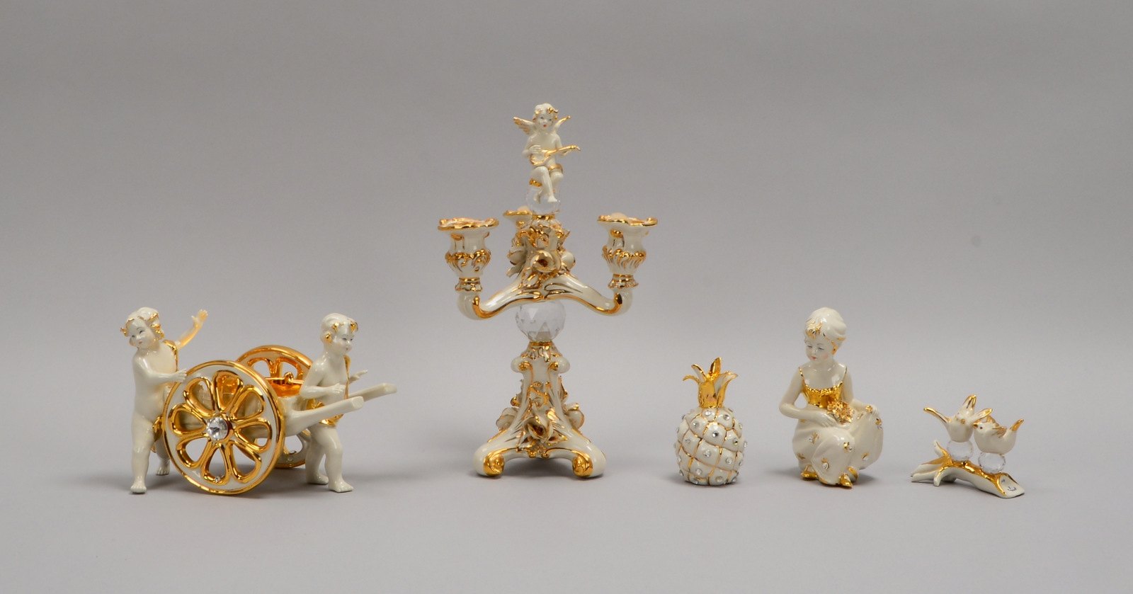 Capodimonte, 5 Porzellanteile: 'Kutsche', versch. Figuren und Tischkerzenleuchter