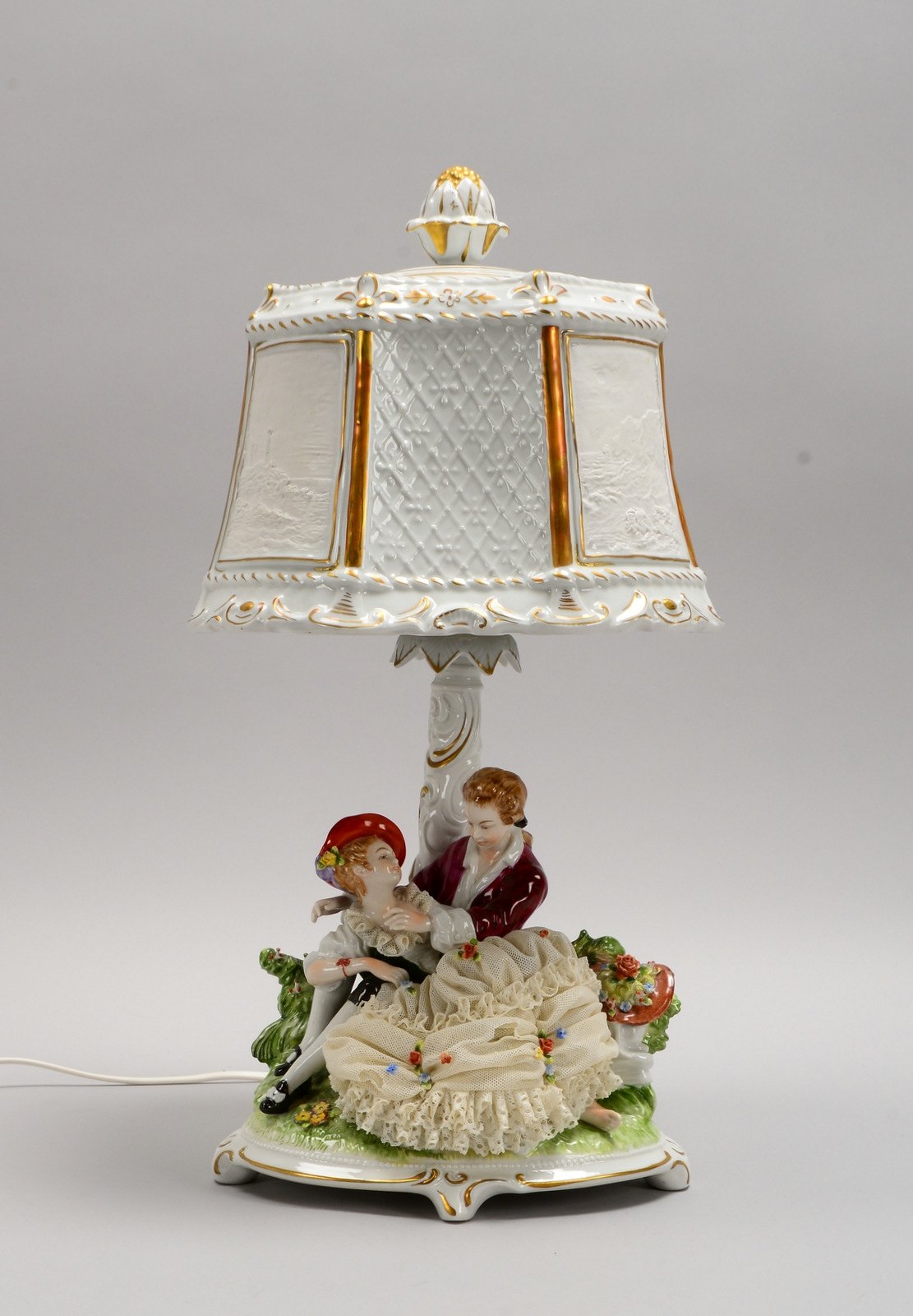Unterweißbach, Tischlampe, 1-fl., figürl. 'Galantes Paar', Schirm mit Lithophanien