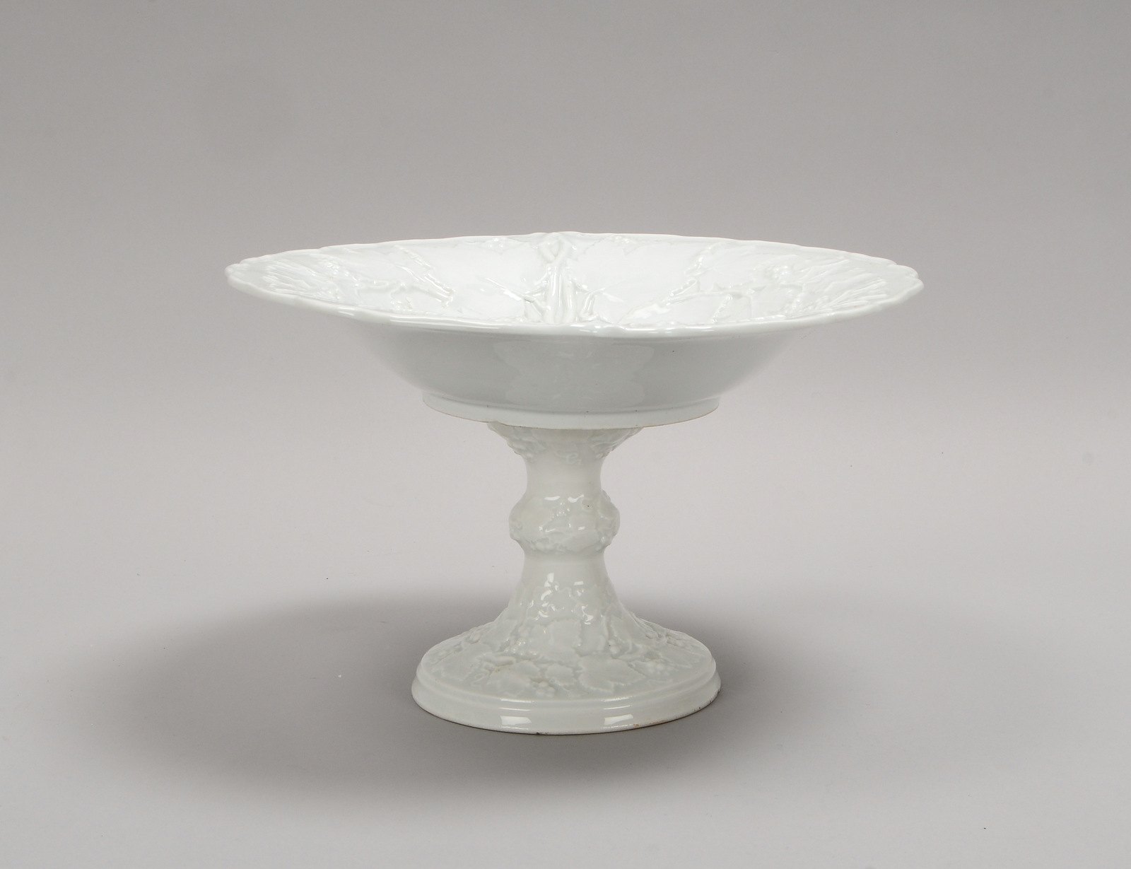 Meissen, Anbietschale/Tafelaufsatz, florales Reliefdekor (Trauben/Blattmotive)