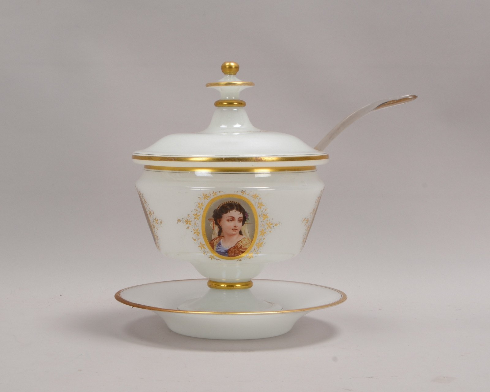 Biedermeier-Glasbowle, Opalglas/4x Frauendarstellungen, goldstaffiert, 4-tlg./mit Kelle