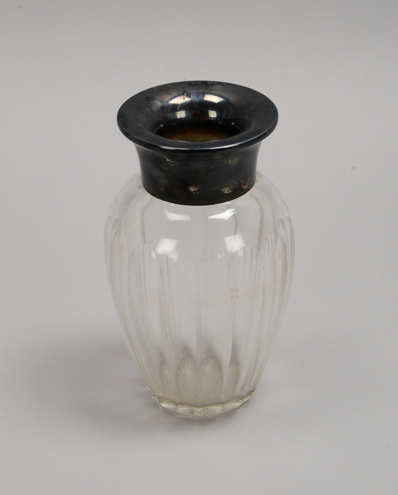 Tischvase, geschliffenes Glas, mit 835 Silbermontur; Höhe 18,5 cm