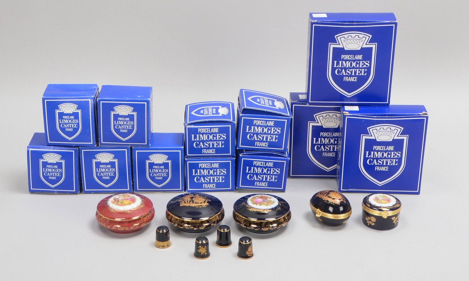 Limoges, kl. Sammlung 'Mme Pompadour': 12x Döschen, handbemalt; 4x Fingerhüte