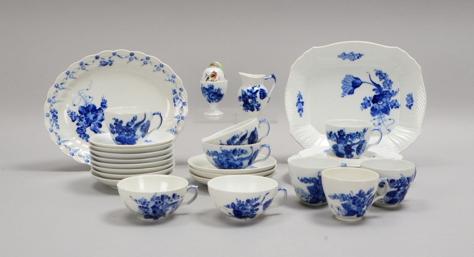 Royal Copenhagen, Restservice, florale Unterglasurmalerei, 28-tlg., div. Anbietteile