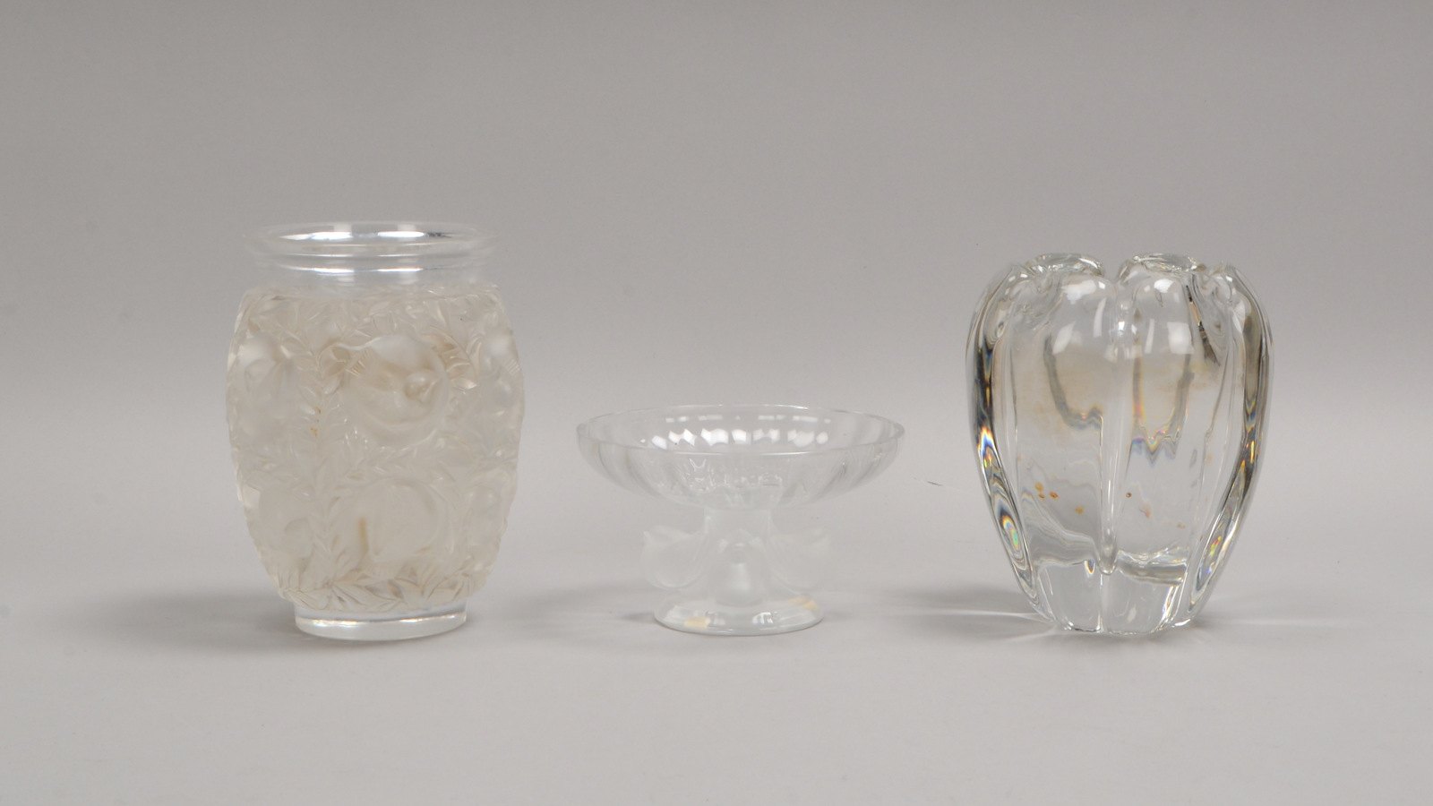 3 Glasteile, jew. im Boden sign.: 2x Lalique, Vase und Fußschale, und 1 Orrefors-Vase