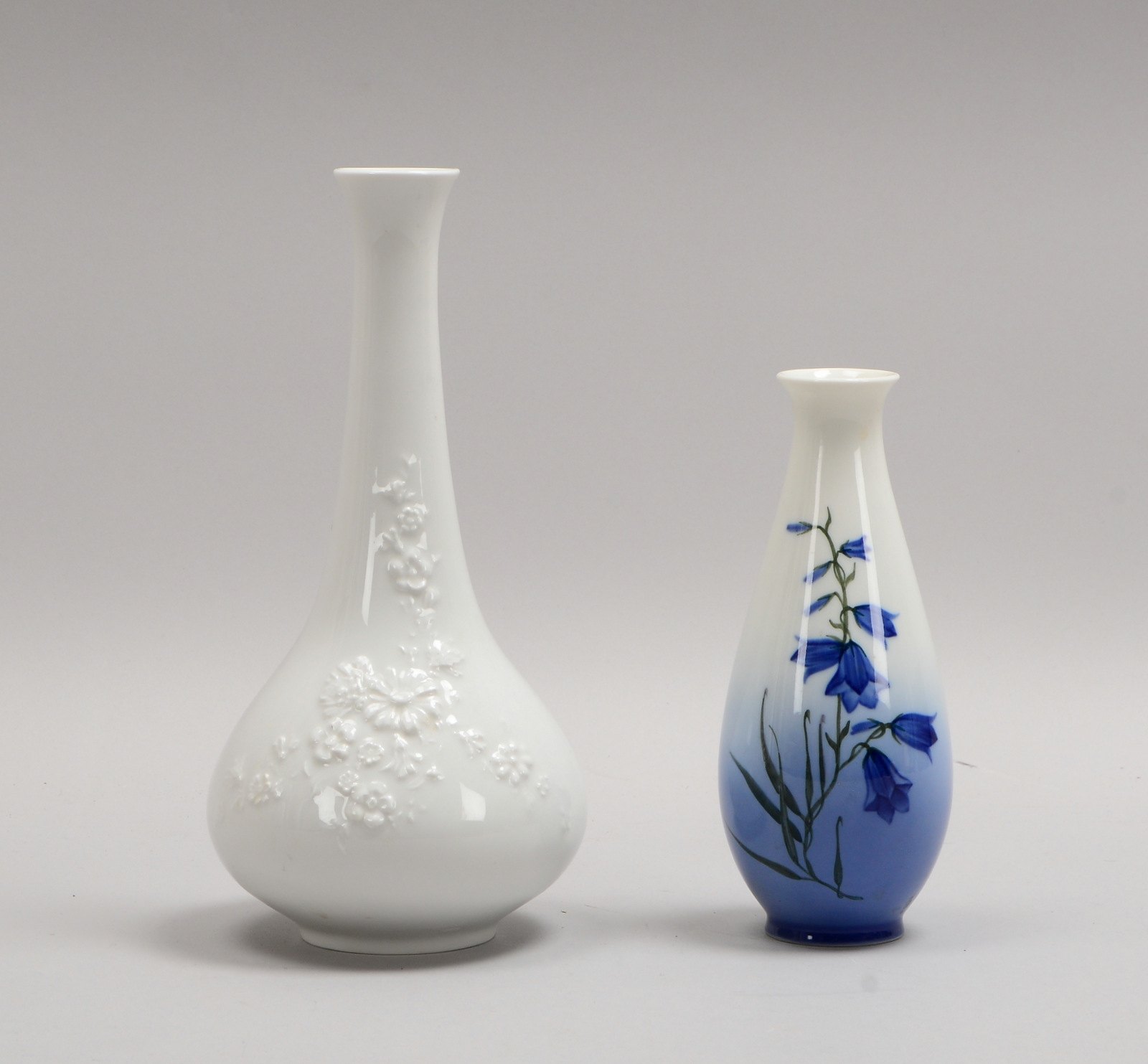 2 Tischvasen: 1x Meissen, flor. Reliefdekor; 1x Royal Copenhagen, flor. Handbemalung