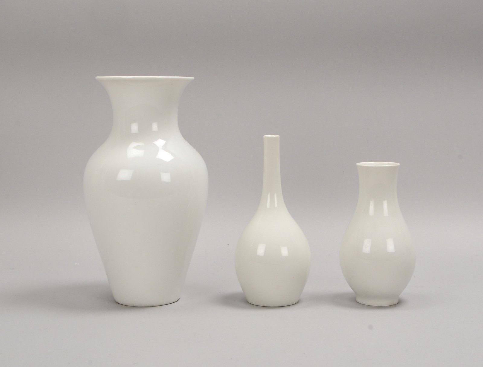 KPM, 3 Tischvasen, verschiedene Ausführungen; Höhe 17 cm - Höhe 27 cm