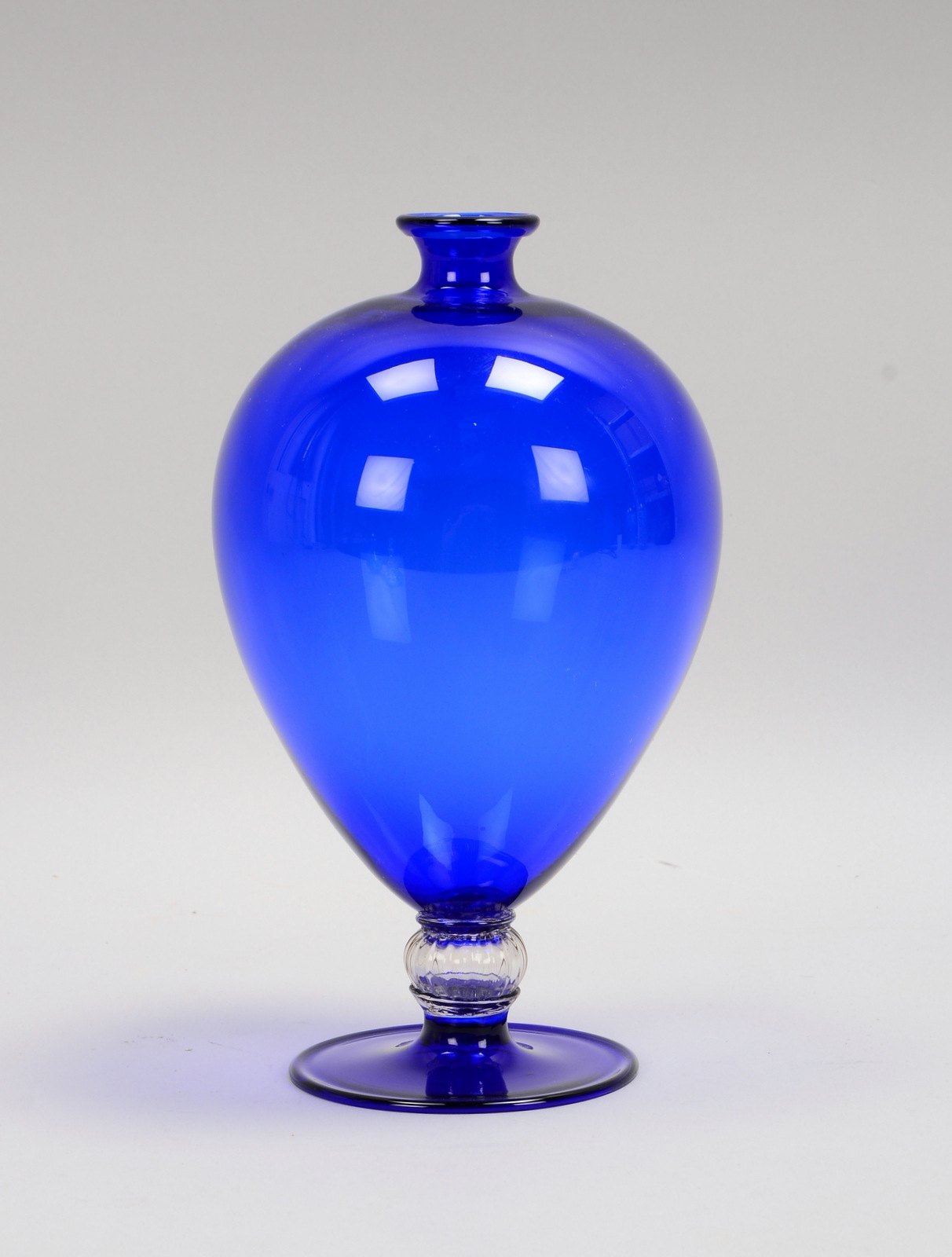 Venini/Murano, Vase, blaues Glas mit Klarglas im Fuß, mit Gravursignatur