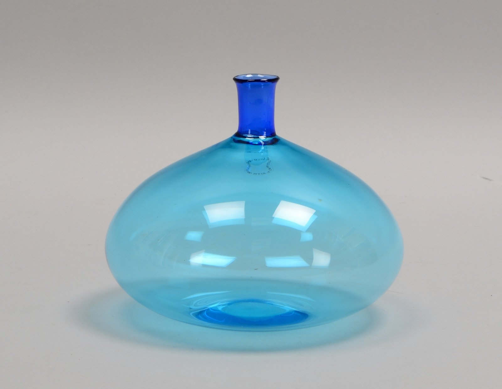 Venini/Murano, Vase, gedr. Form, petrolf. Glas/blaue Mündung, orig. Signet