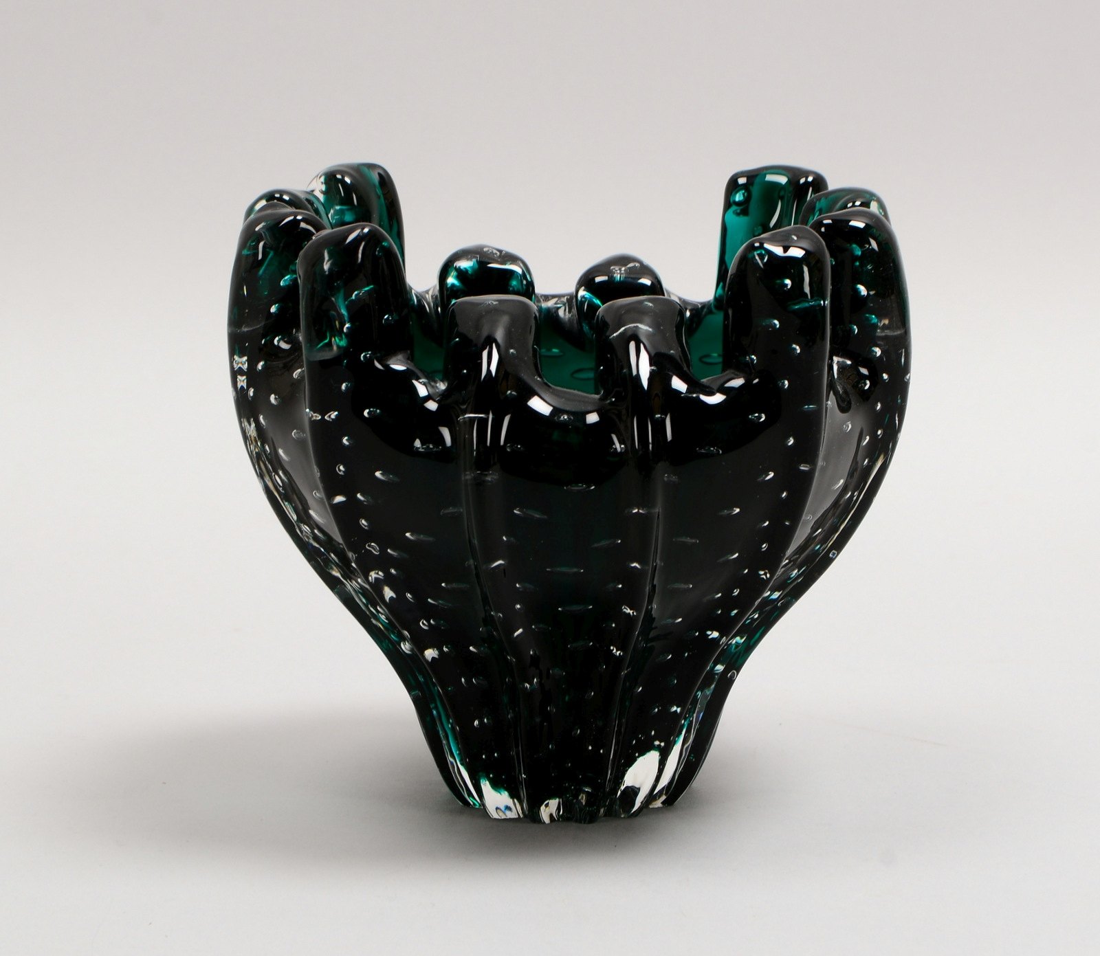 Venini/Murano, Glasschale, sog. Rippenschale, grünes Glas mit klarem Überfang, mit Luftblaseneinschl