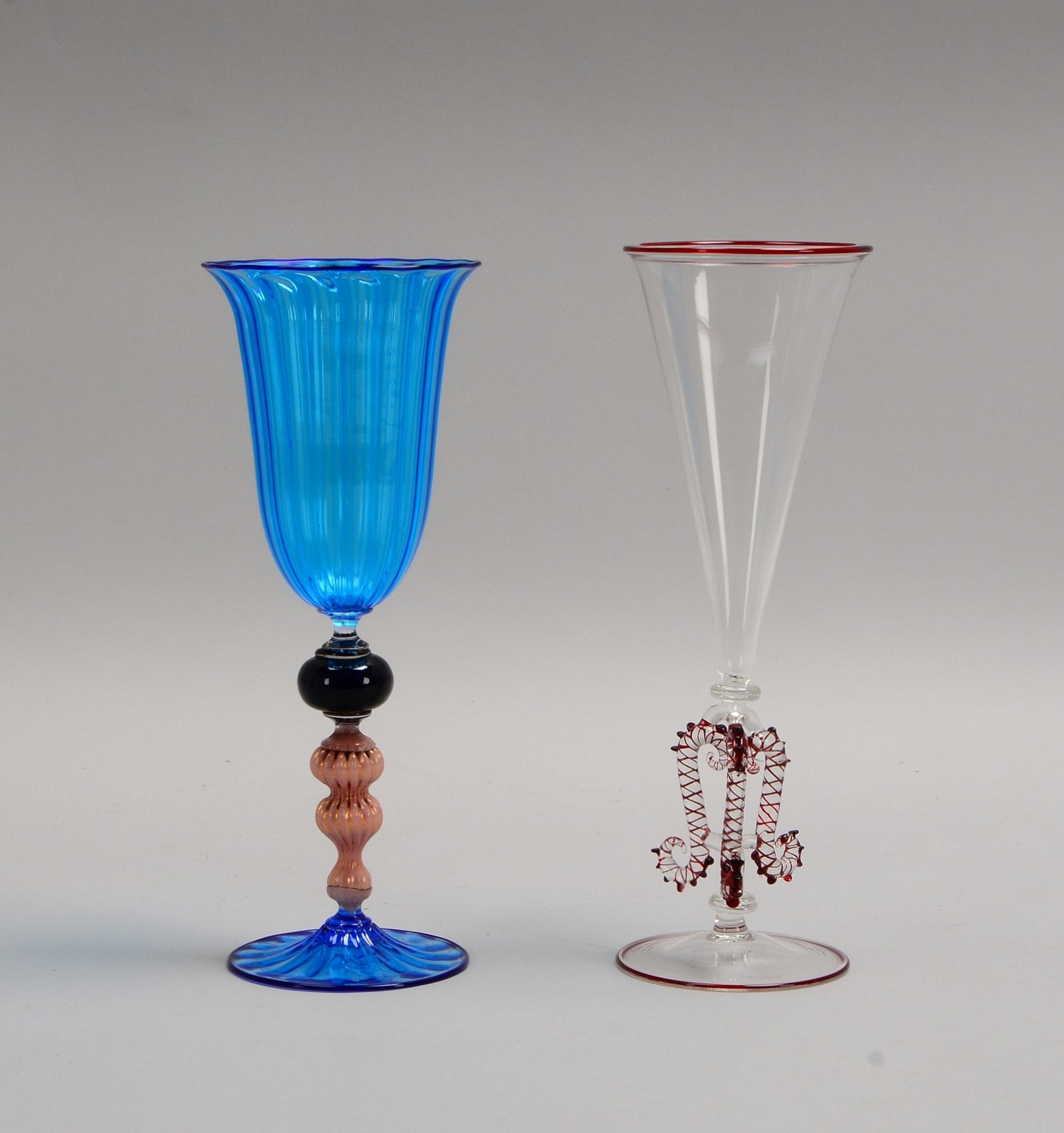 2 Kelchgläser (Murano): 1x Salviati (um 1880), Höhe 23 cm; 1x Höhe 23,5 cm