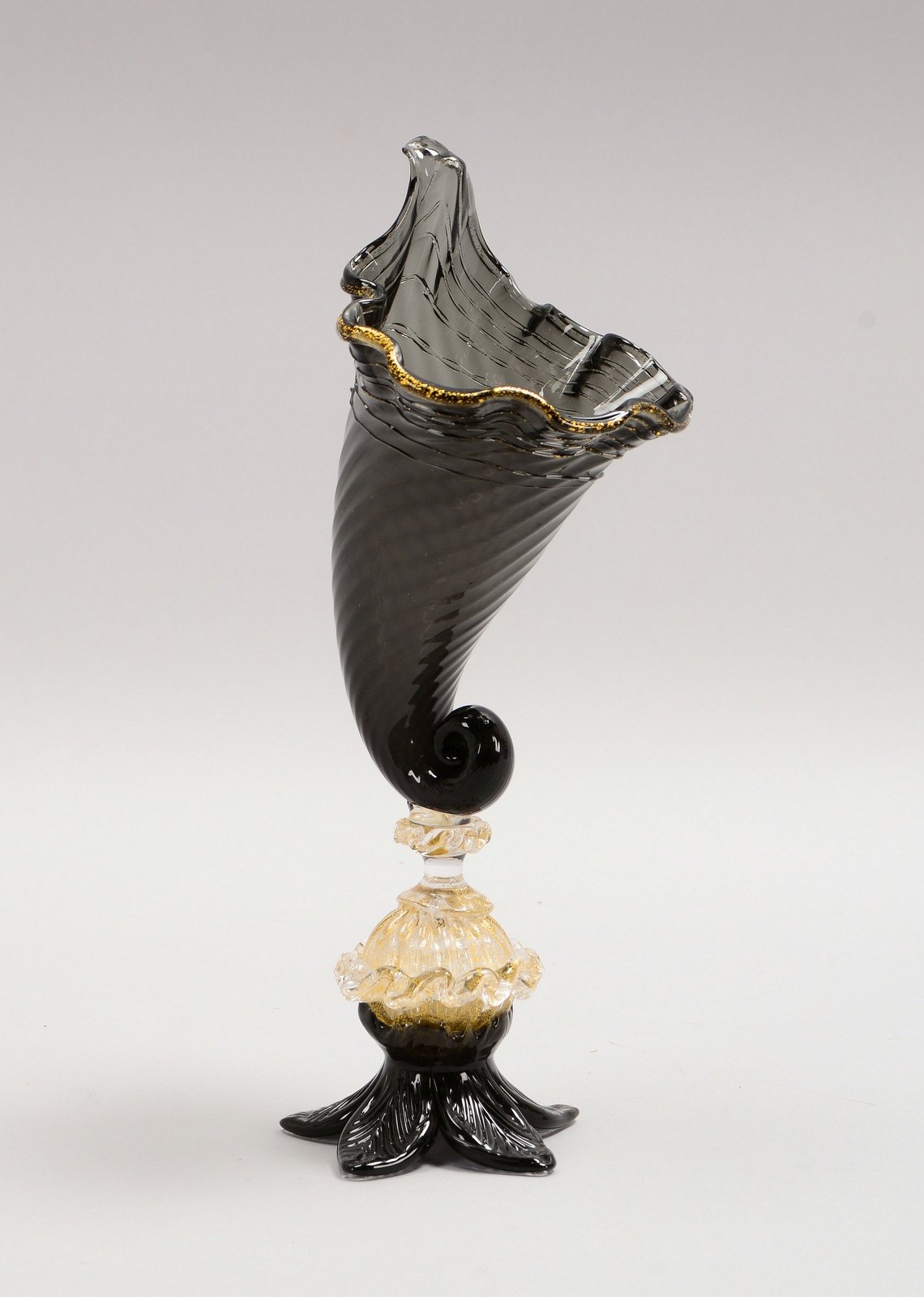 Seguso(?)/Murano, Tischaufsatz, 'Füllhorn', schwarzes Klarglas mit Gold, auf Stand