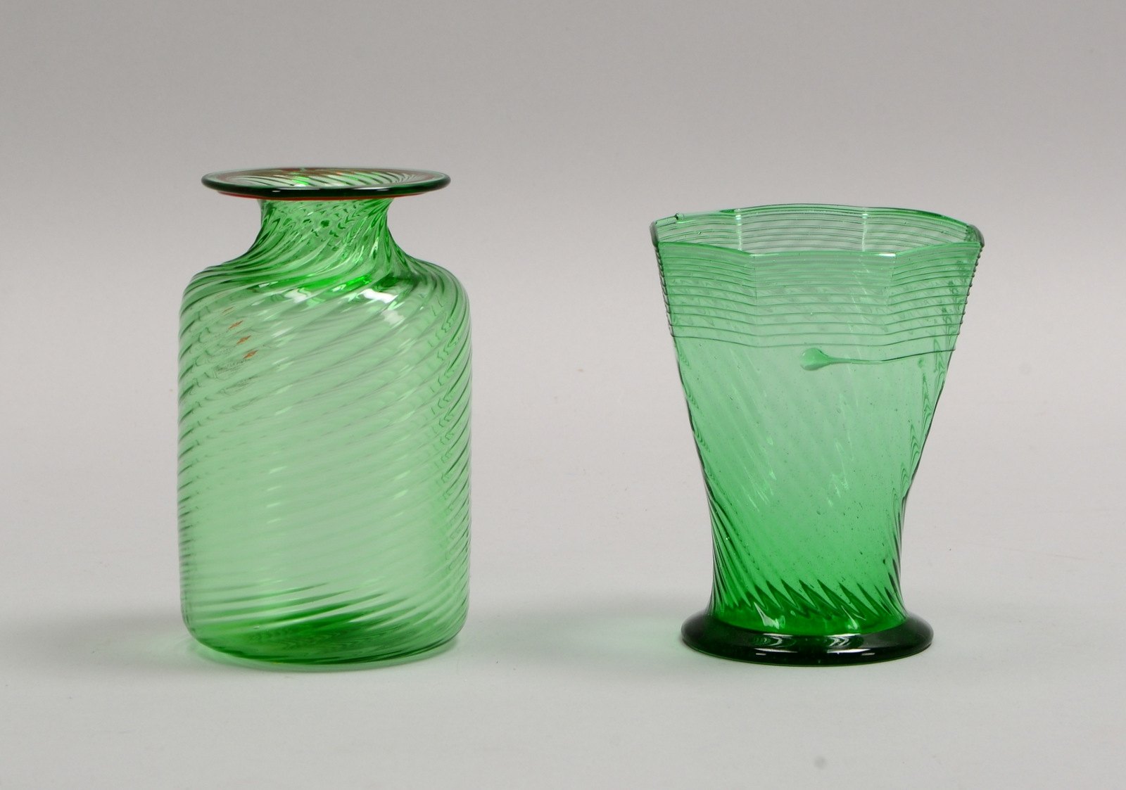 2 Glasobjekte (Murano): 1x Barovier & Toso-Vase, grün/roter Rand; 1x 8-eckiges Trinkglas