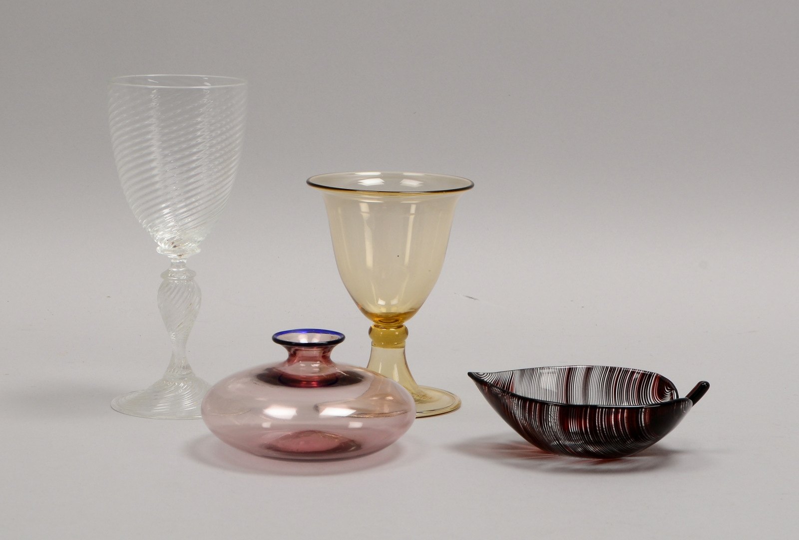 4 Venini/Murano-Teilr: 1 Lundgren-Blattschale, 1 Cappelin-Glas, 1 Weinglas und kl. Tischvase