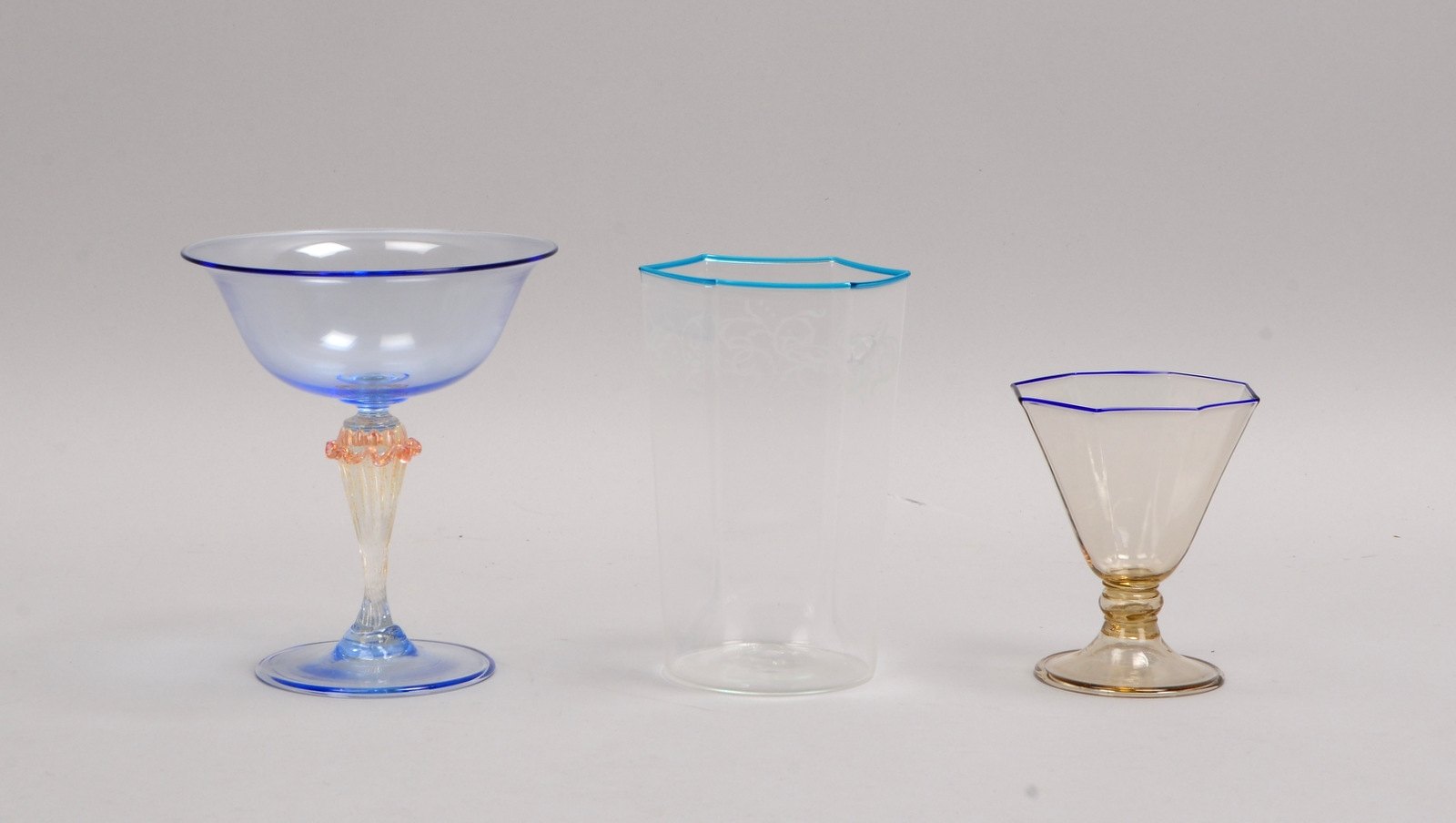 3 Murano-Trinkgläser: 1x graviert, 1x kl. Likörglas/8-eckig, und 1x Champagnerschale
