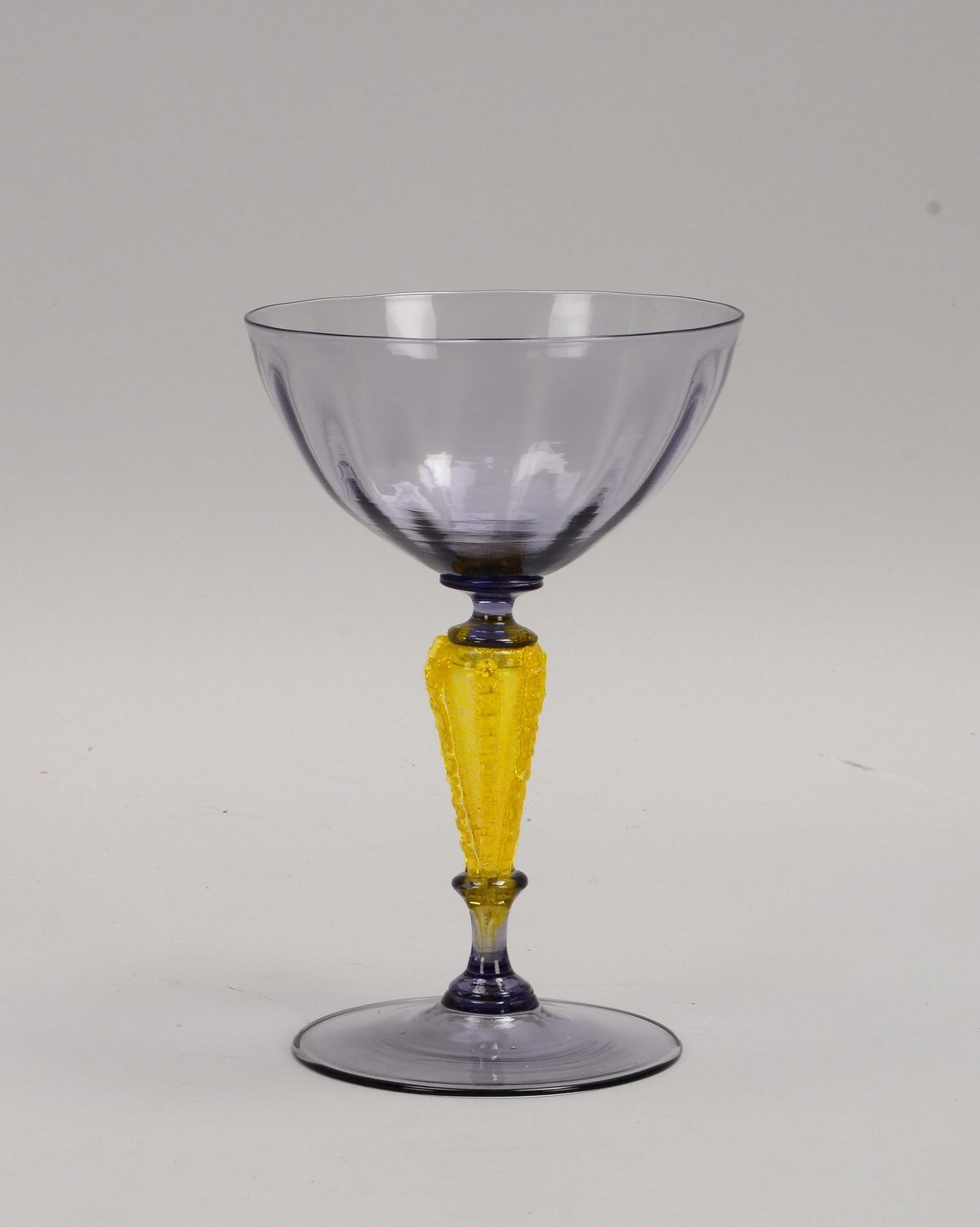 Murano-Schalenglas, fliederfarben mit bernsteinf. Mittelstück, mit Goldflimmer