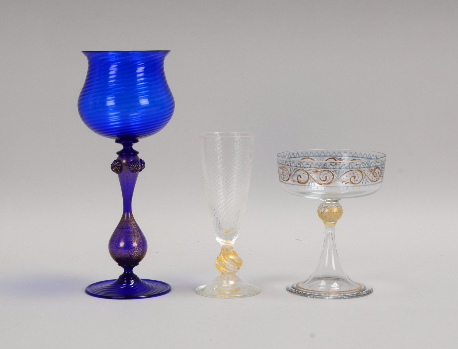 3 Murano-Gläser, jew. mit Goldflimmer: 1 gr. Pokalglas, 1 Schalenglas/Emaille, 1 Sektflöte
