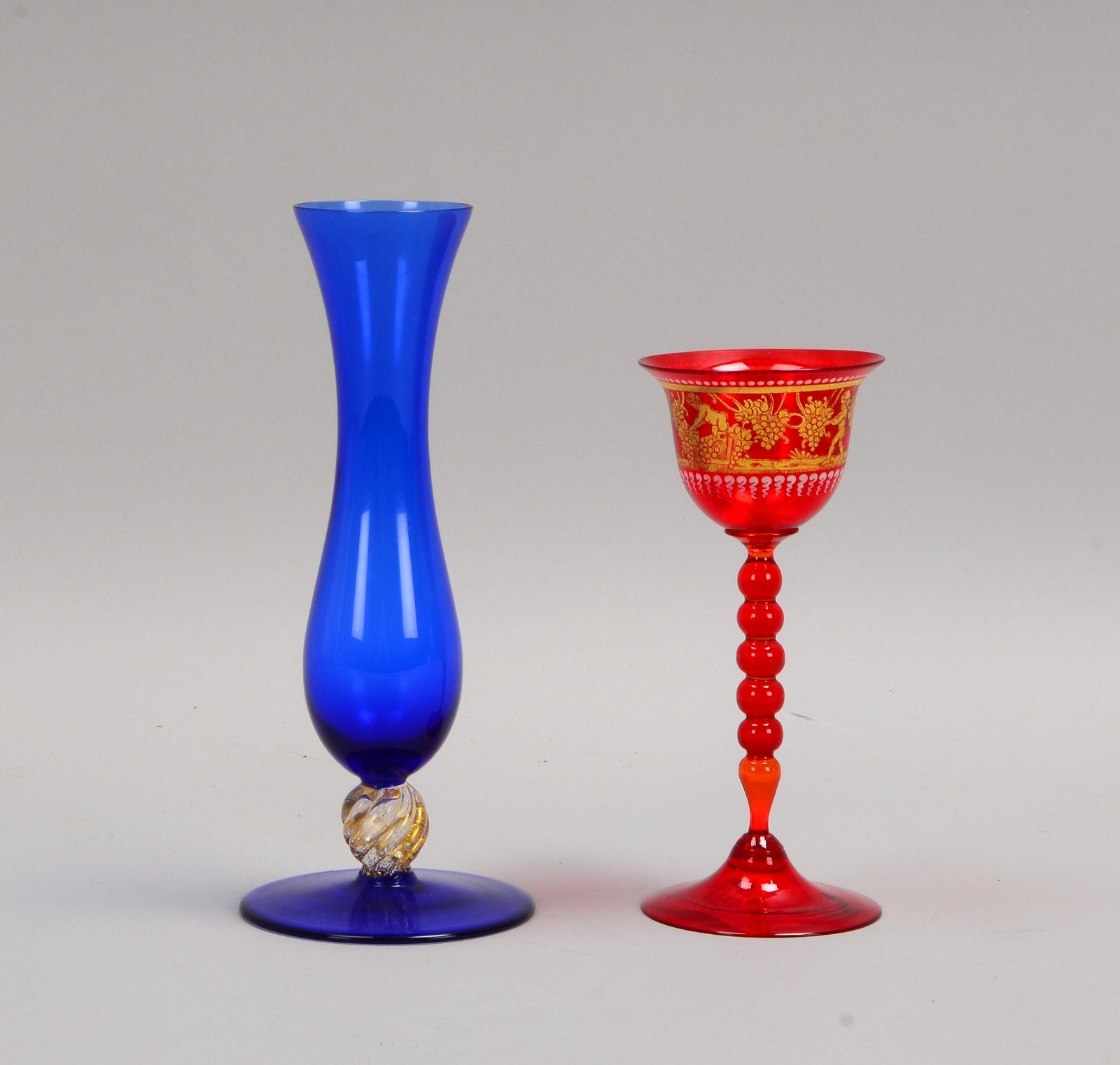 Murano-Likörglas, rubinrot/Kuppa mit Goldbem., und Tischvase, blau/Stängel mit Goldfl.