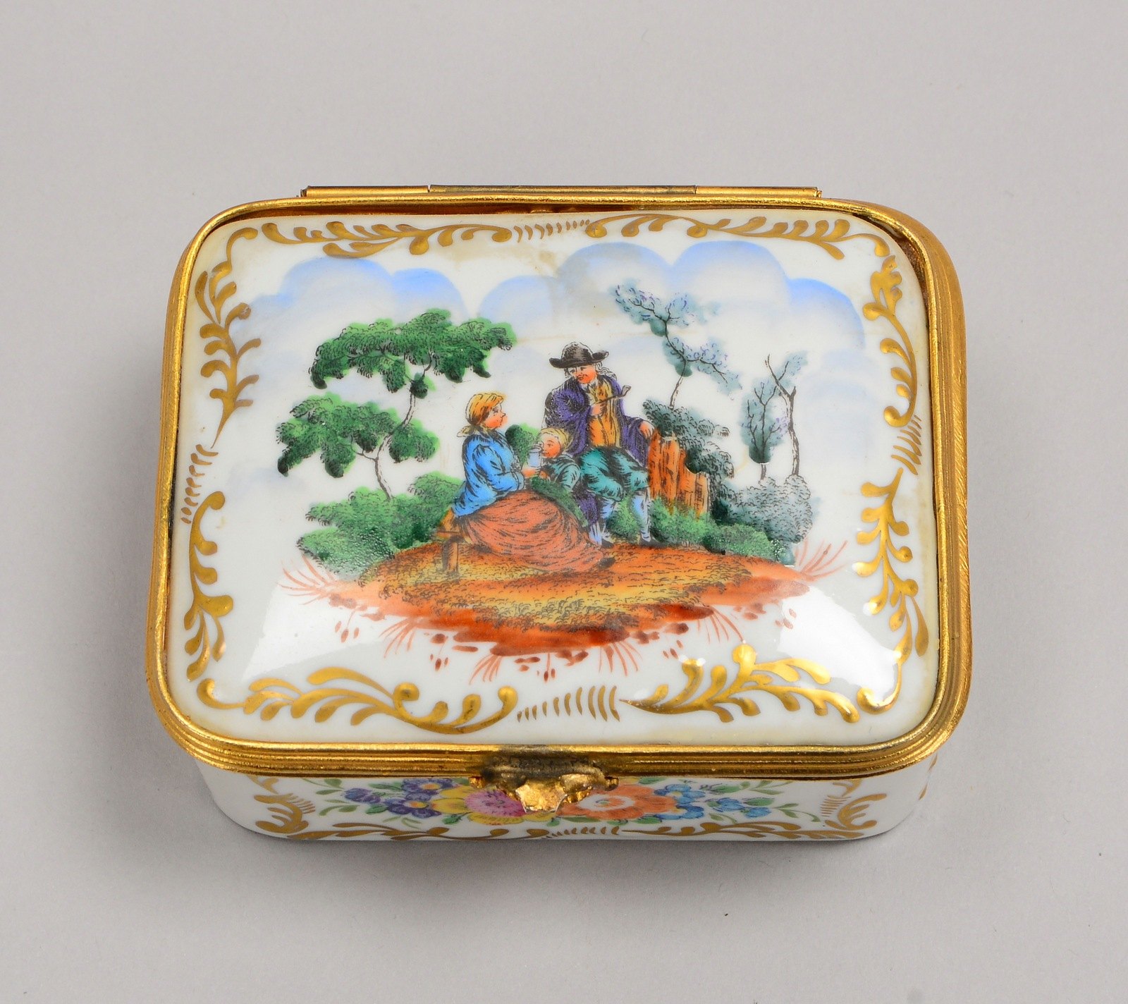 Sèvres, Porz.-Deckeldose, alt, allseitig feine flor. Bemalung, Deckel mit figürl. Darst.