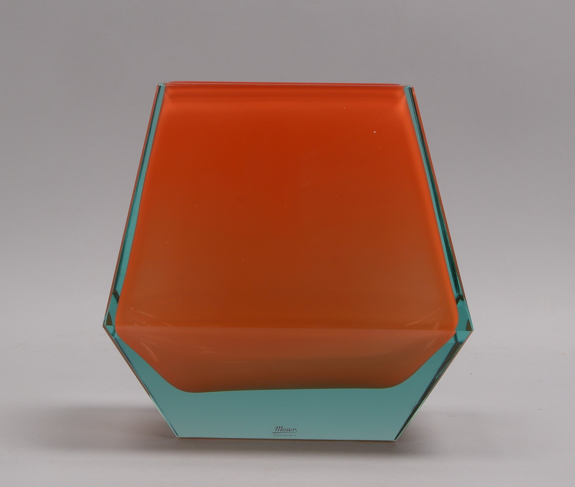 Moser, Designer-Glasvase, 'City', 4-seitig geschnitten, orangef. Glas mit Unterfang, sign.