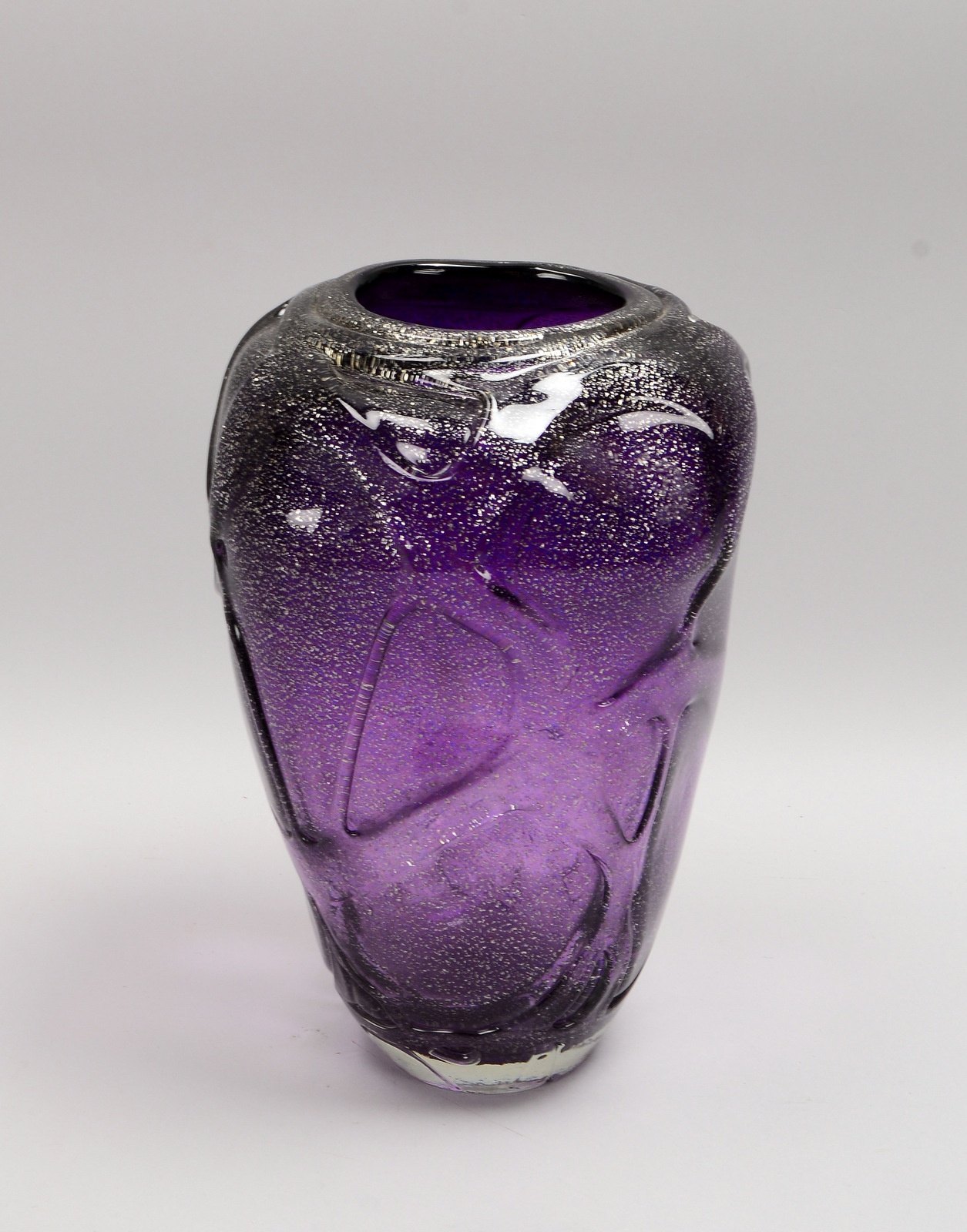 Topescu, Mihai, Studioglas-Vase, violettes Klarglas, relief./mit Silberflitter, sign.