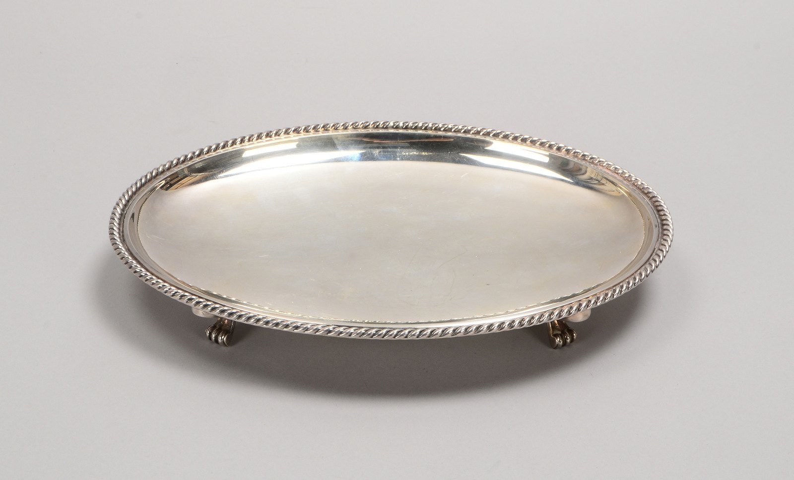 Schale, 835 Silber, ovale Form, leicht gewölbt/mit Kordelrand, 4x Tatzenfüße