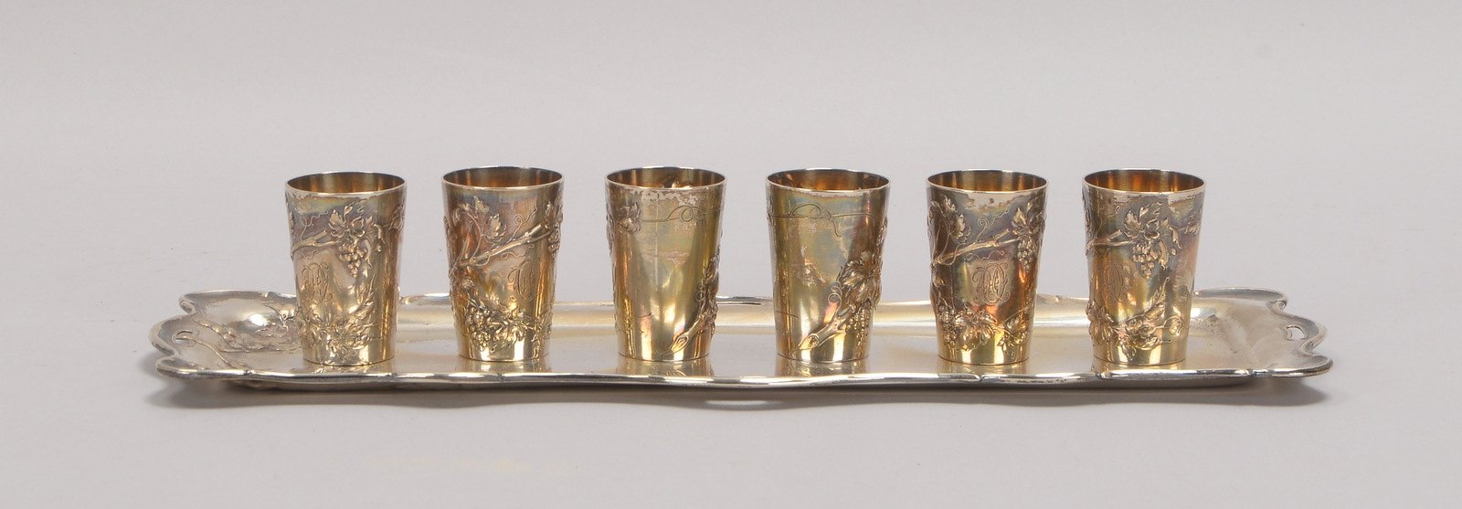 Schnapsset, 800 Silber, 'Weinreben'-Dekor, 6-tlg. Bechersatz auf Tablett