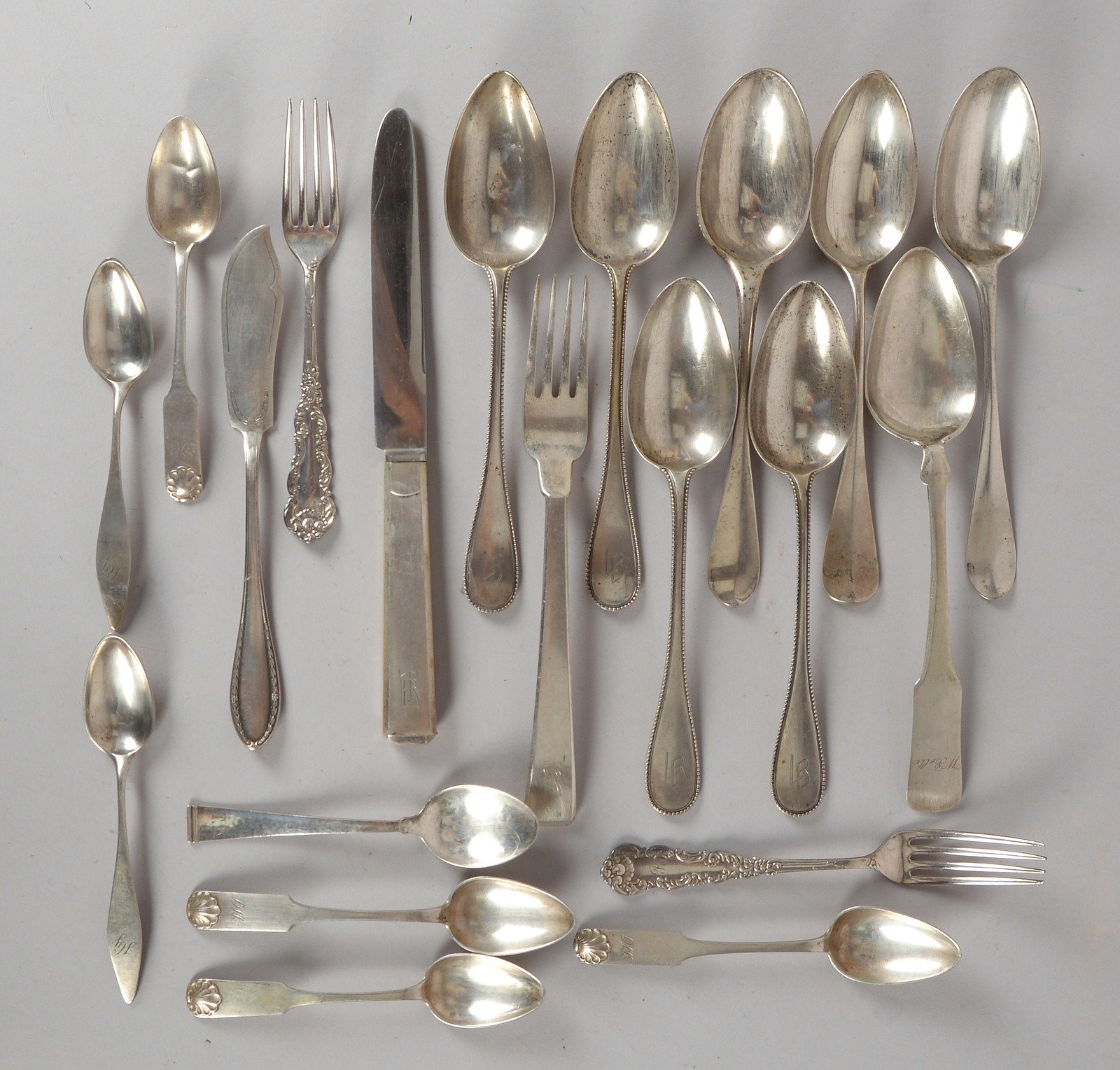 Kleines Tafelsilber-Konvolut, versch. Teile/Silbergehalte: Speiselöffel/-gabeln, u.a.