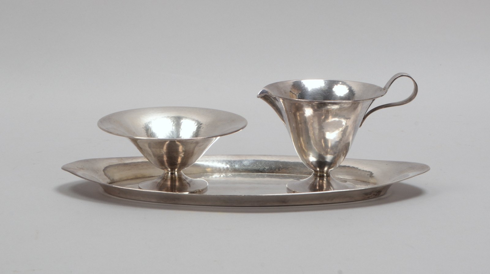 Milch und Zucker auf Tablett, 835 Silber, Hammerschlag-Dekor; Tablett Ø 30 cm, Gew. 325 g