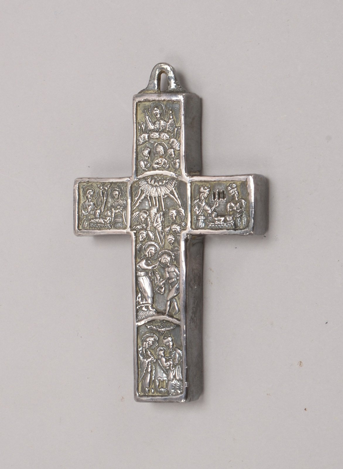 Kleines Silberkreuz, 925 Silber, mit Reliefdarstellung ('Kreuzigungsszene'); Gew. 61 g