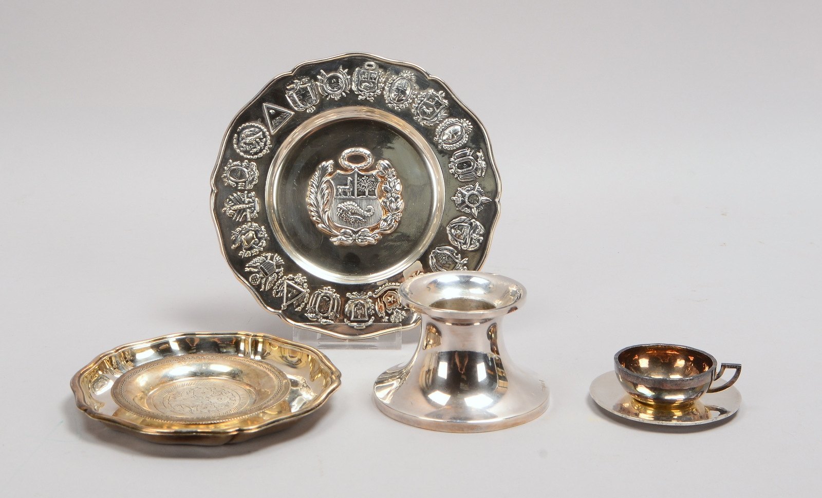 Tafelsilber-Konvolut, versch. Silbergehalte: 3x Schalen, 1 Tasse/UT, 1 Kerzenleuchter